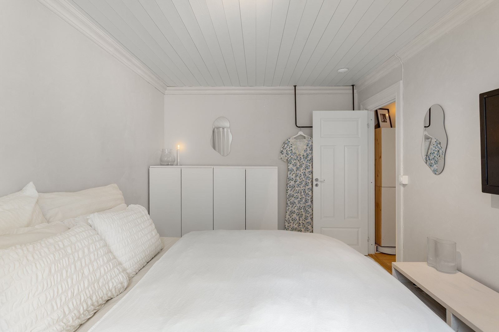 Her er det muligheter for godt med oppbevaring om man ønsker å sette inn skap. Galleribilde