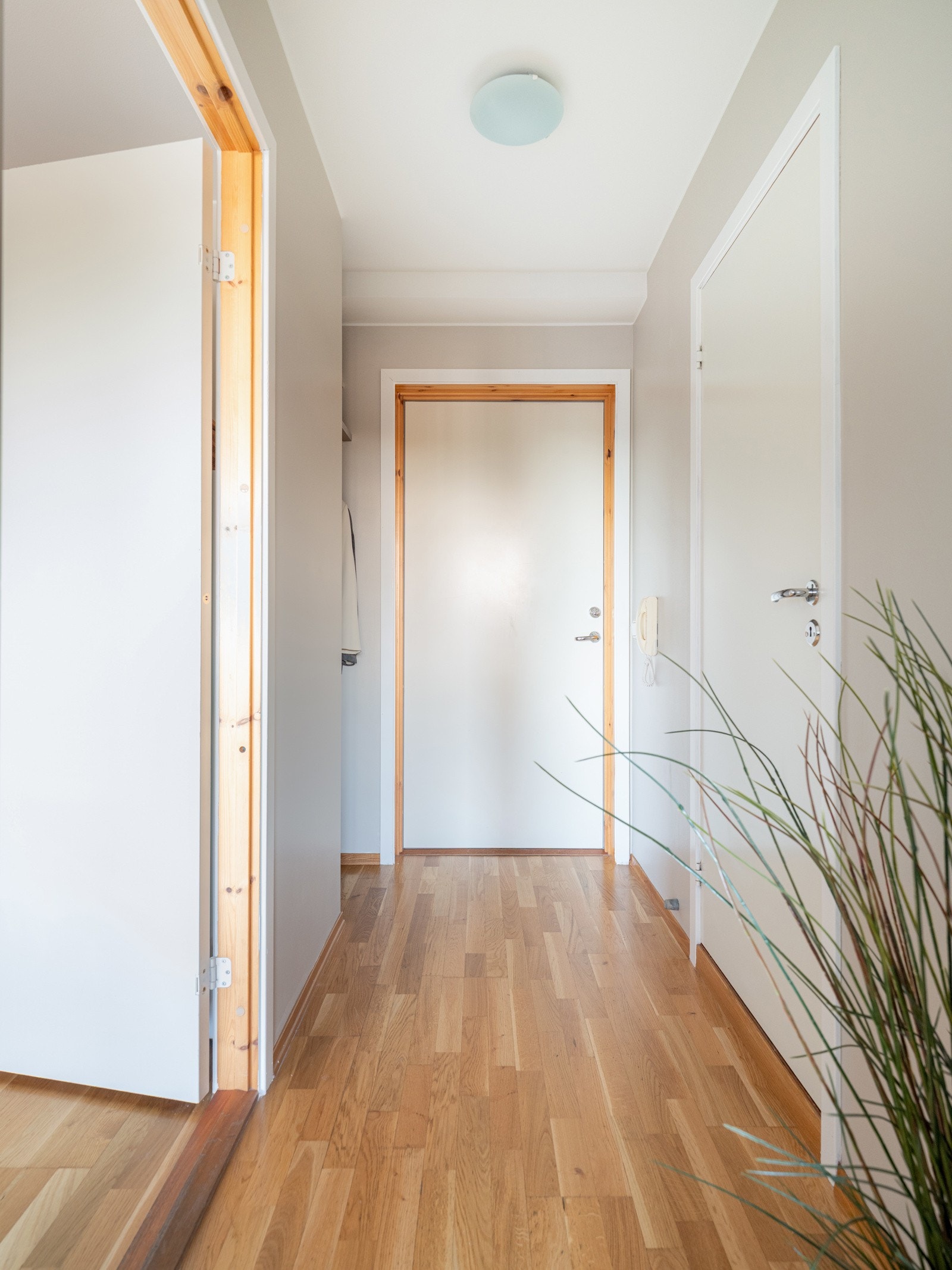 Gang på 3 kvm med plass til oppbevaring av sko og yttertøy. Galleribilde