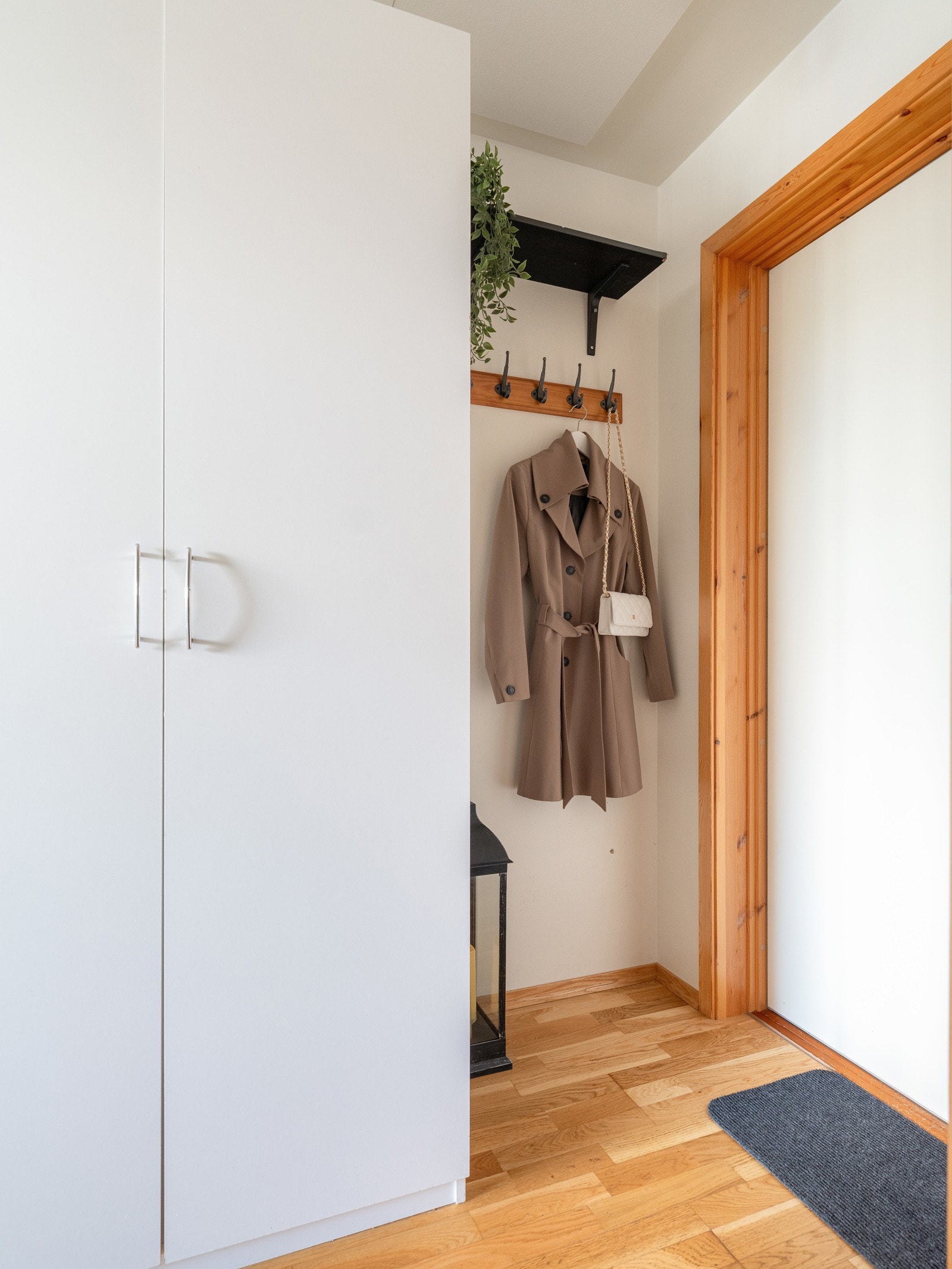 Gang i hybel med plass til oppbevaring og garderobeskap. Galleribilde