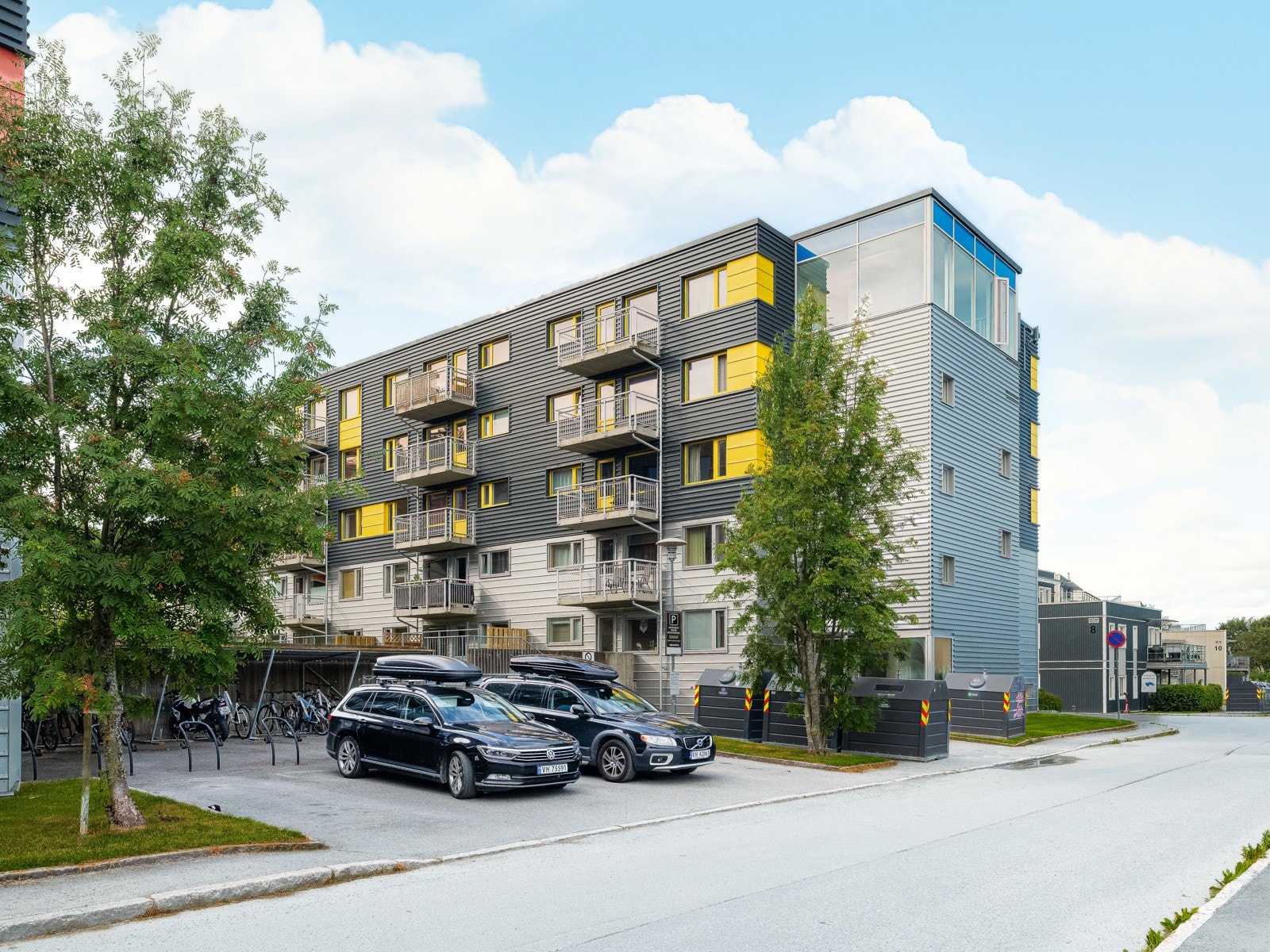 Nedre Bergheim Borettslag består av 110 enheter. Det er gratis parkering for beboerne utenfor blokkene og på den store parkeringsplassen. Galleribilde