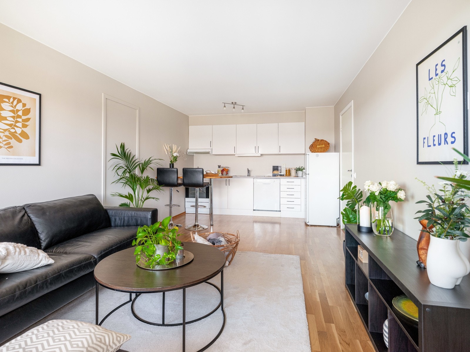 De lyse fargene og store vindusflatene mot balkongen skaper en fin romfølelse. Galleribilde