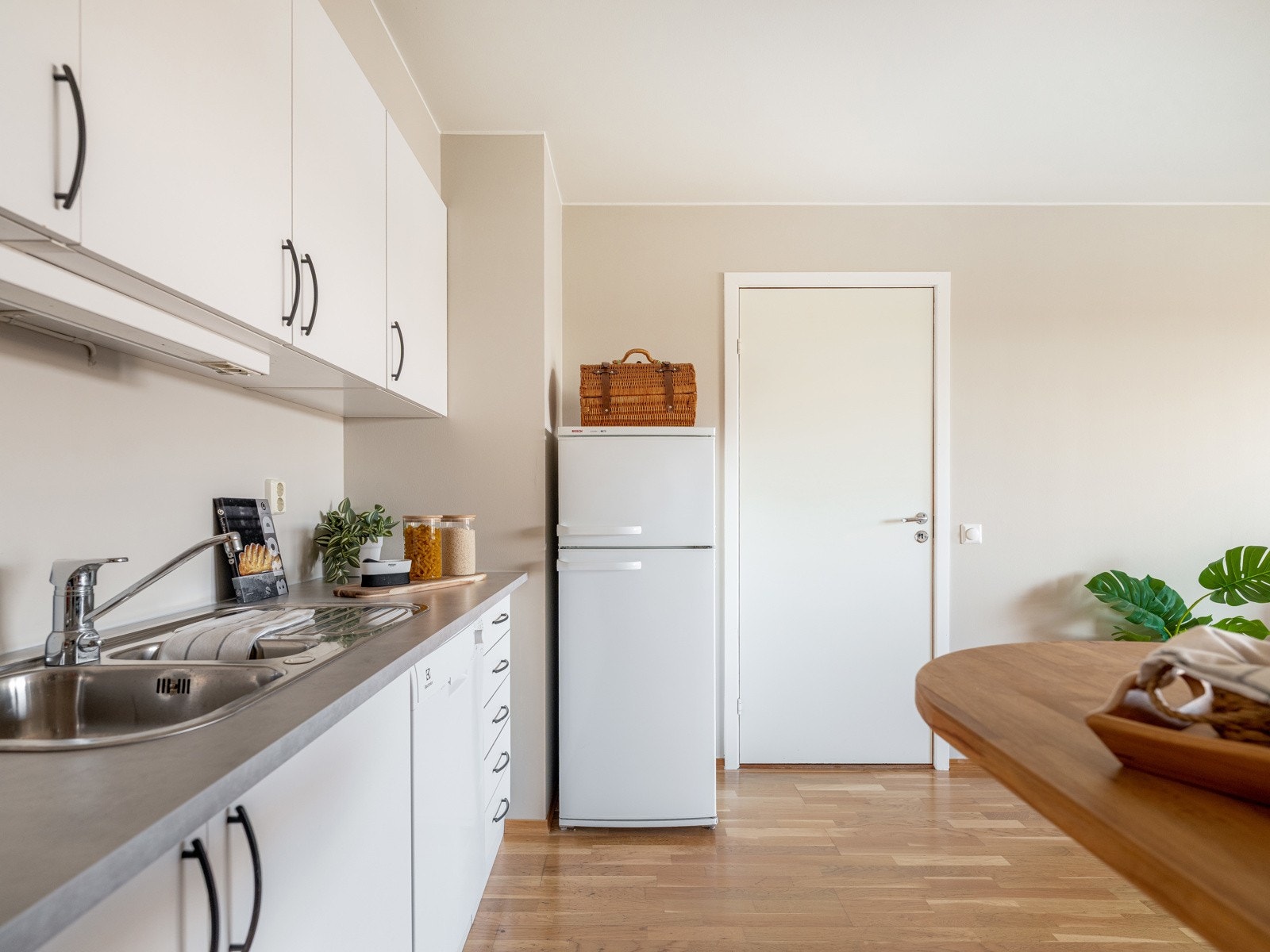 Kjøkkenet i både hovedleilighet og hybel fikk nye benkeplater i 2025. Galleribilde