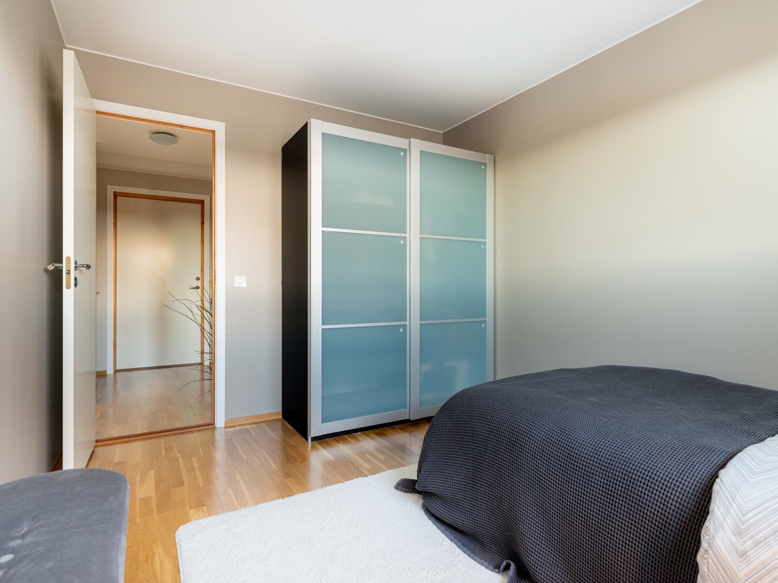 Her kan man enkelt møblere med stor seng og ønsket garderobeløsning. Galleribilde