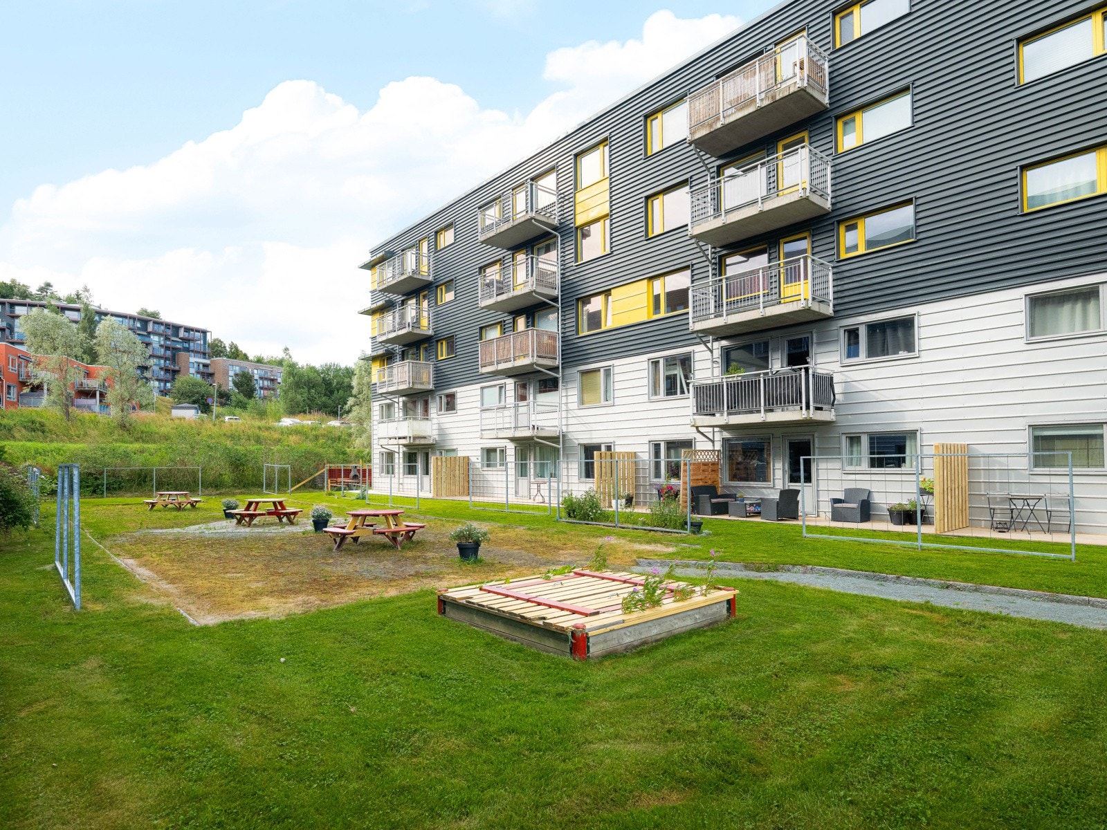 Borettslaget har fine felles uteområder til disposisjon for andelseierne. Galleribilde