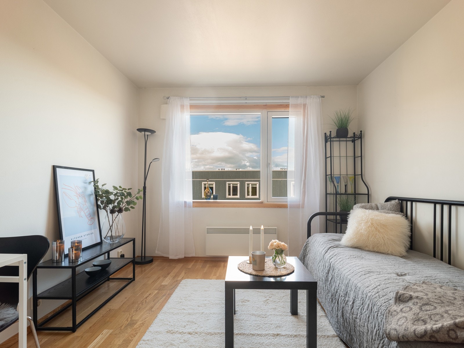 Oppholdsrommet i hybelen måler 13 kvm. Galleribilde