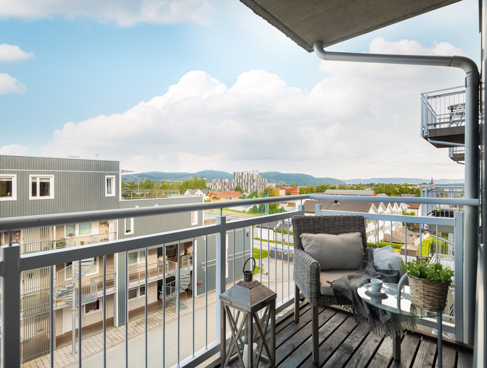 Fra balkongen har man fin utsikt utover borettslagets uteområder, samt i retning Gråkallen. Galleribilde