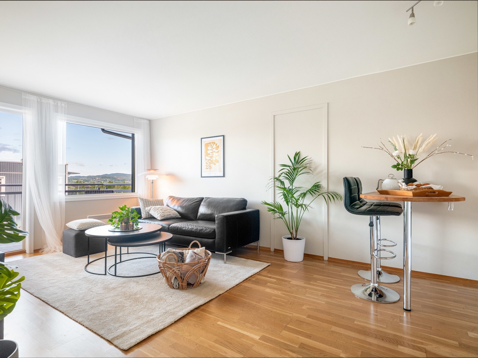 Stuen kan enkelt møbleres med sofagruppe og tilhørende mediemøblement, samt en enkel spisegruppe. Galleribilde