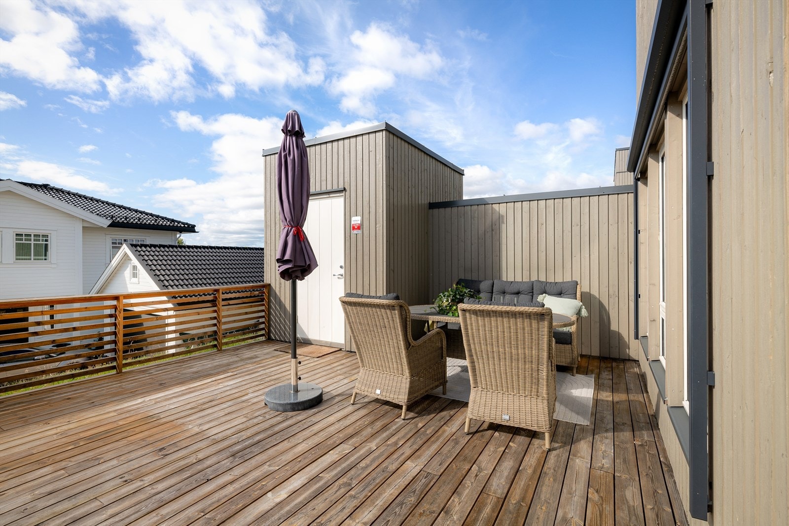 Terrassen har rikelig med plass til både sittegruppe og spisebord. Galleribilde