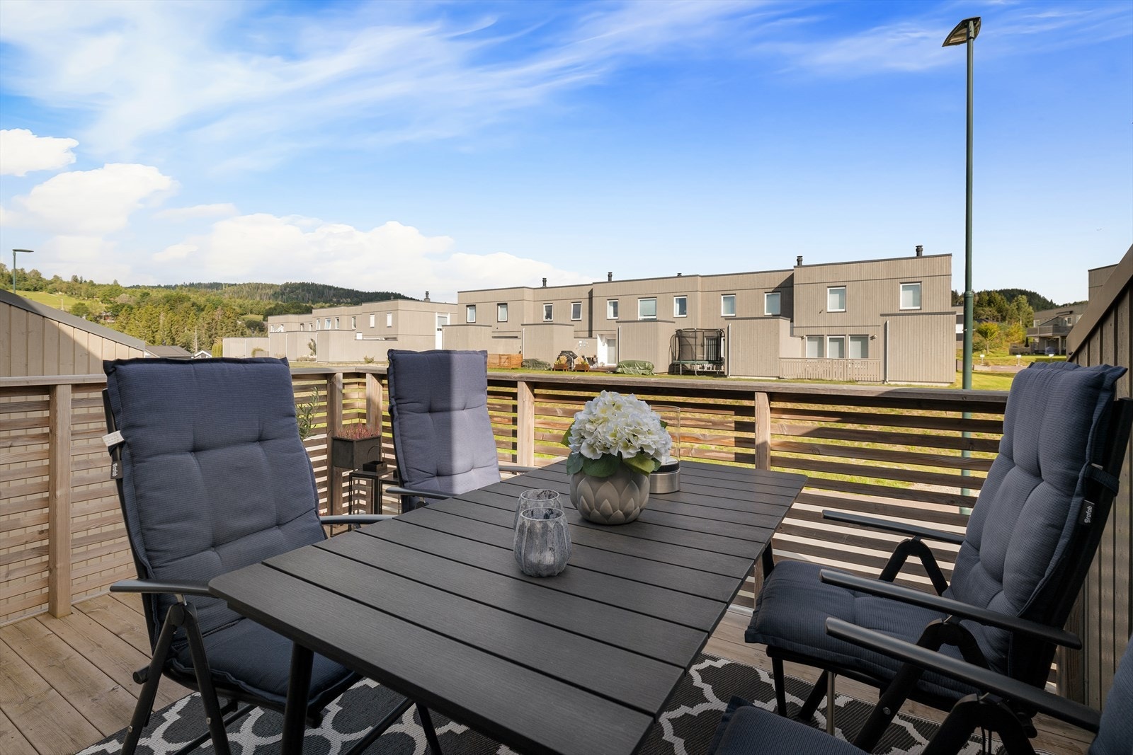 Her kan du nyte kveldssolen og det er god plass til en hyggelig sittegruppe. Galleribilde