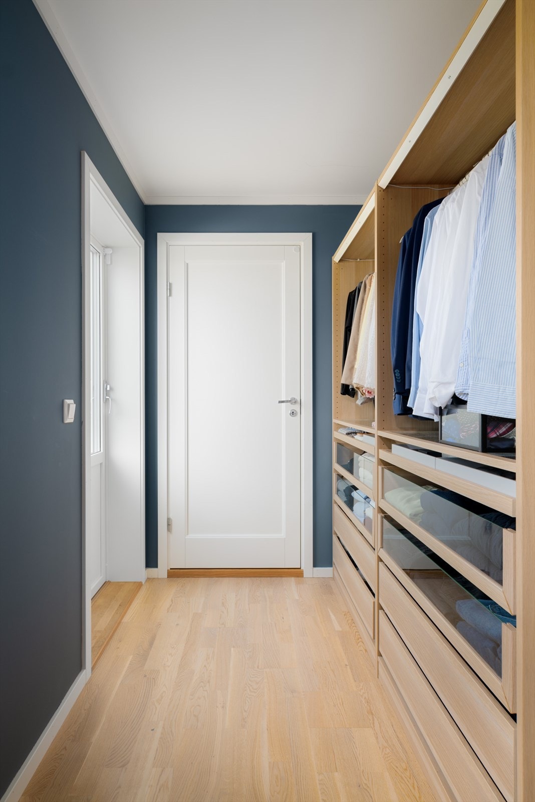 Praktisk garderobeløsning med god plass. Det er også direkte tilgang til veranda på 9,6m² samt baderom Galleribilde