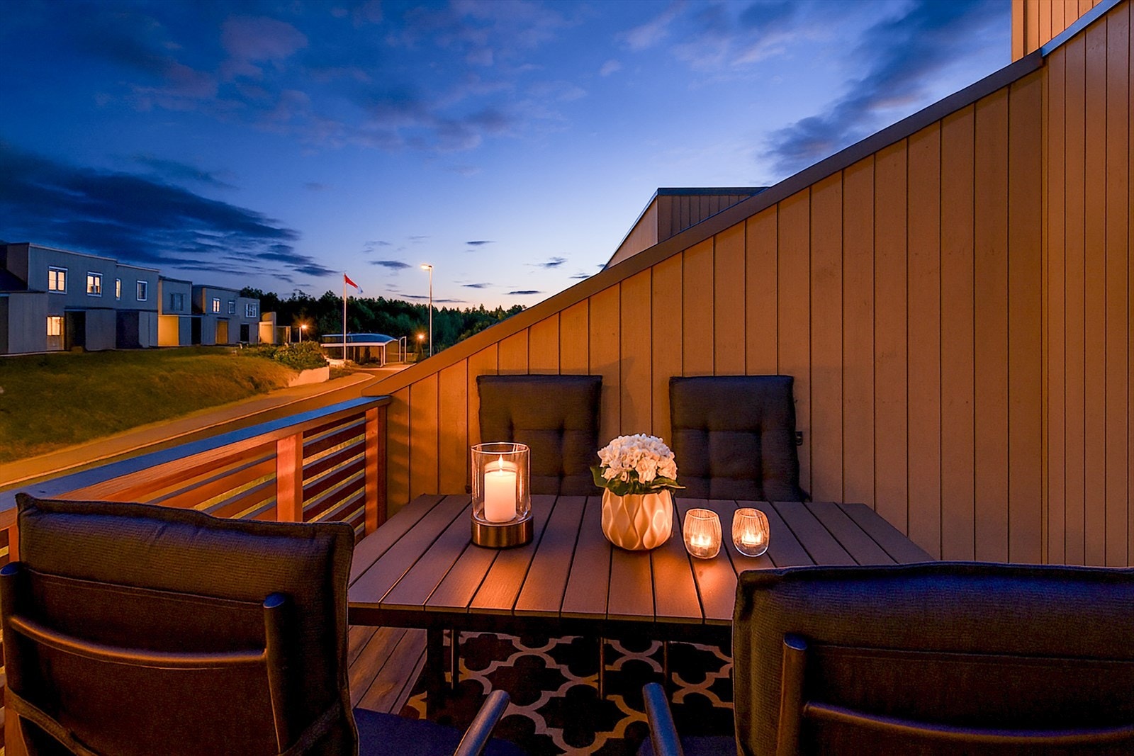 Her kan du nyte det siste av solen og ikke minst de hyggelige nattetimer i godt selskap. Galleribilde