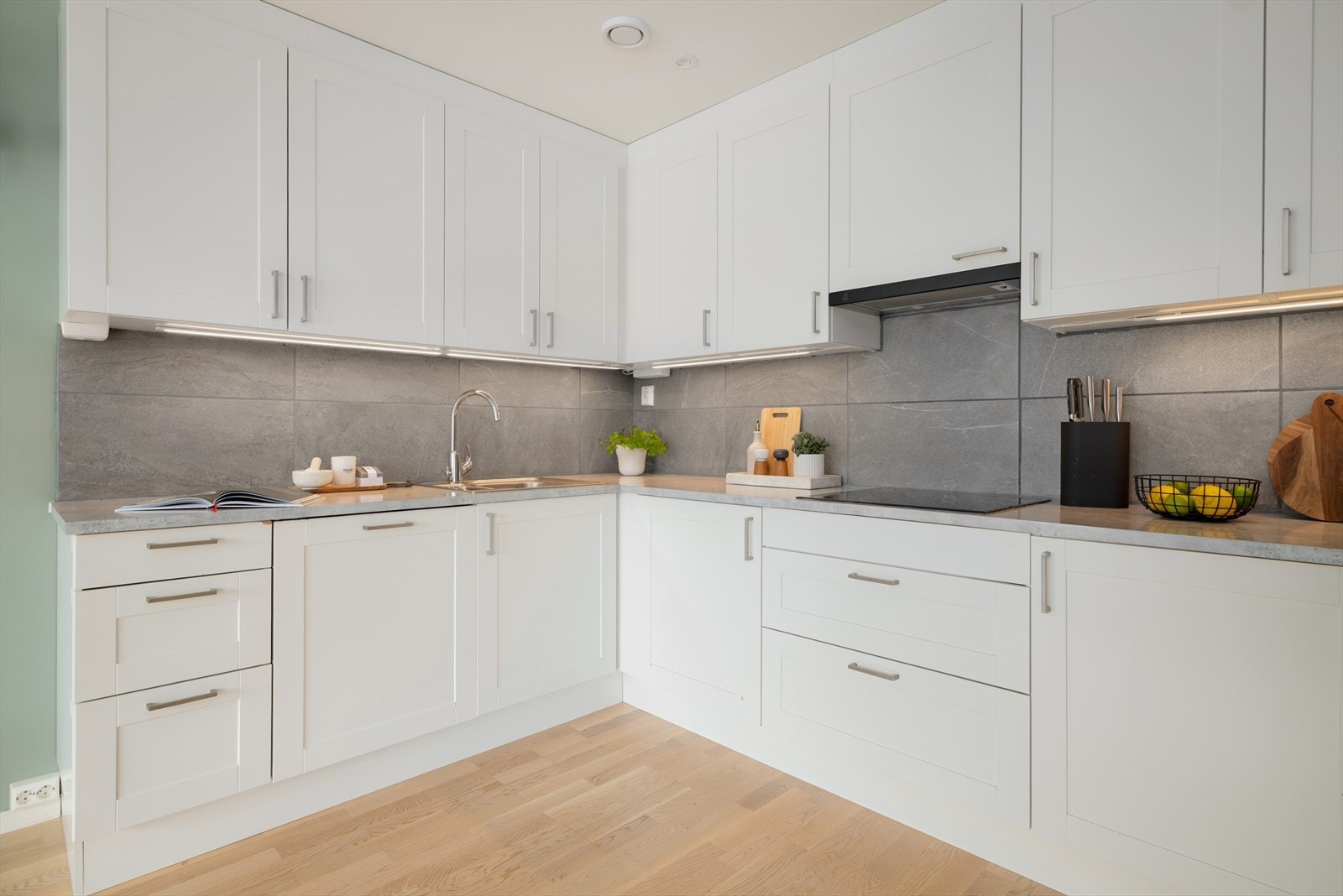 Rikelig med skap- og benkeplass for den matlagingsglade. Galleribilde