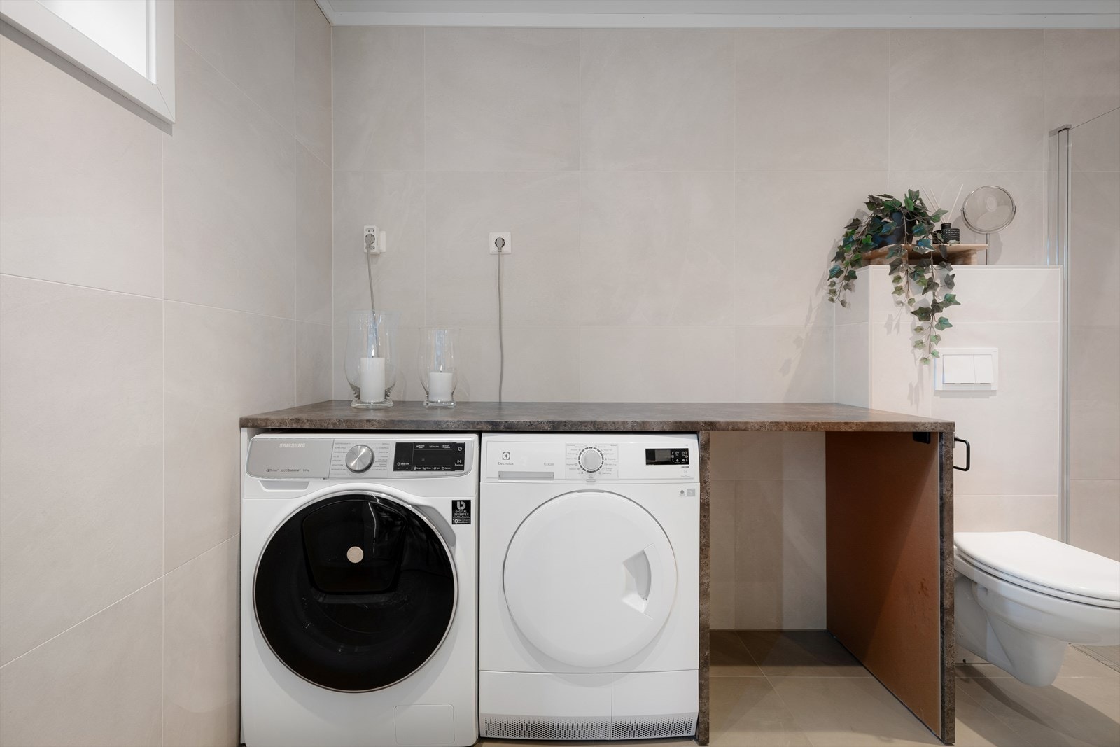 God benkeplass og opplegg for vaskemaskin og tørketrommel. Galleribilde