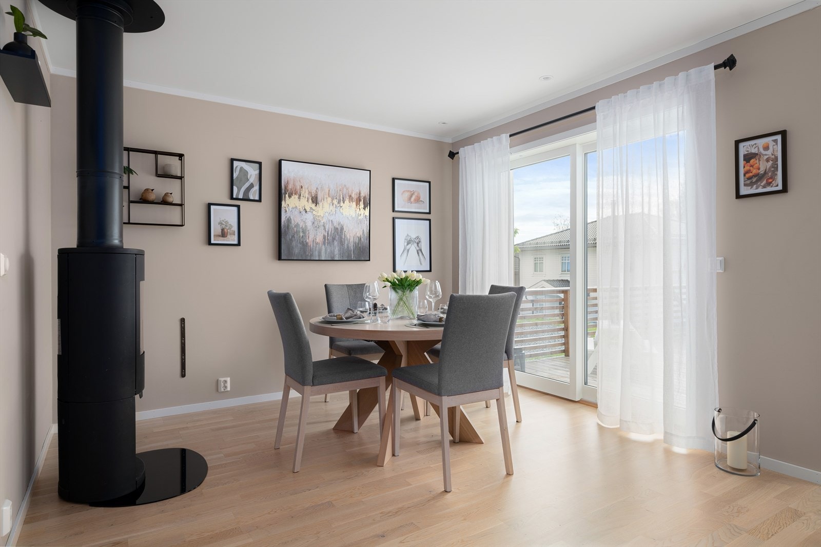 Fra spisestuen er det direkte utgang til en stor og solrik terrasse. Galleribilde