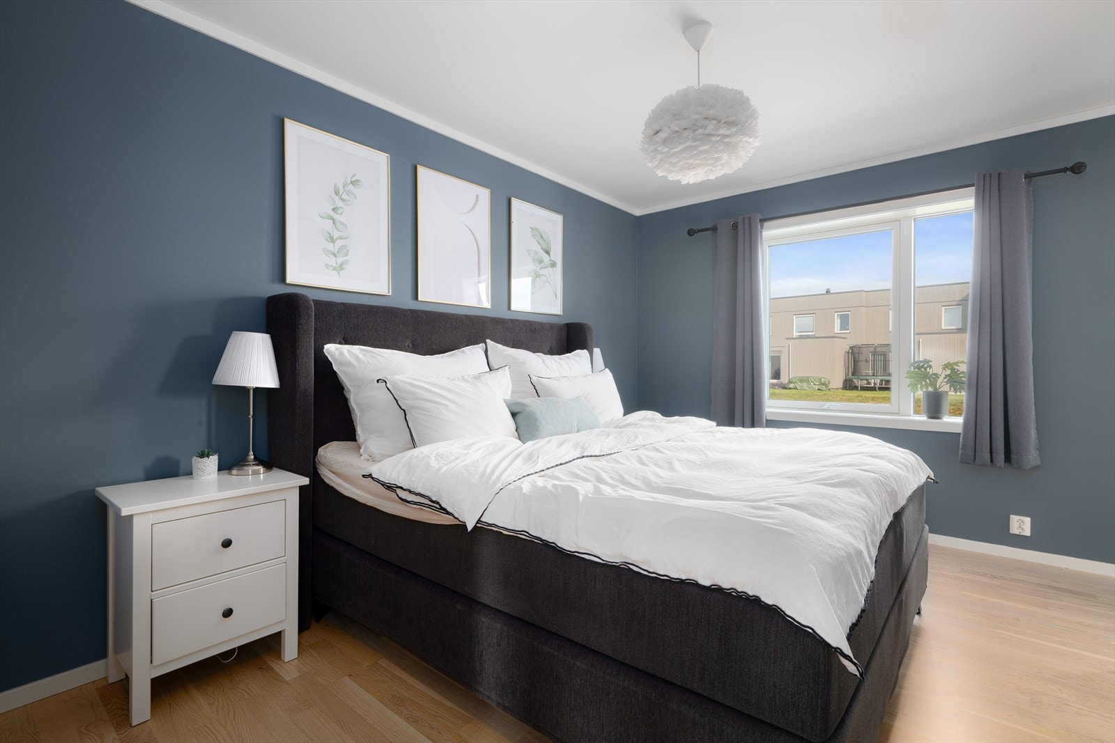 Romslig hovedsoverom med tidsriktig parkett og behagelige fargevalg. Galleribilde