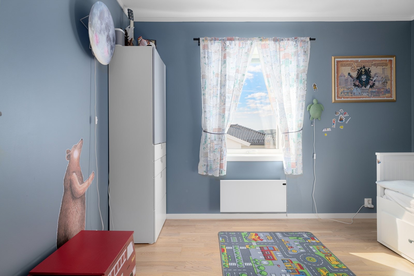 Lyst og trivelig barnerom med plass til oppbevaring. Galleribilde