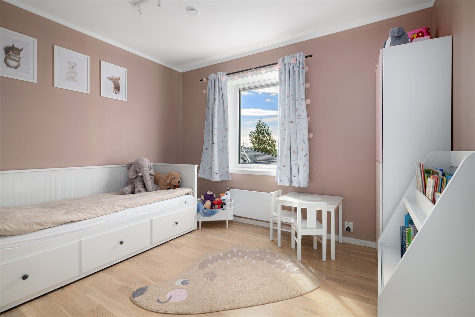 Romslig barnesoverom med god plass til seng og tilhørende garderobeskap. Galleribilde