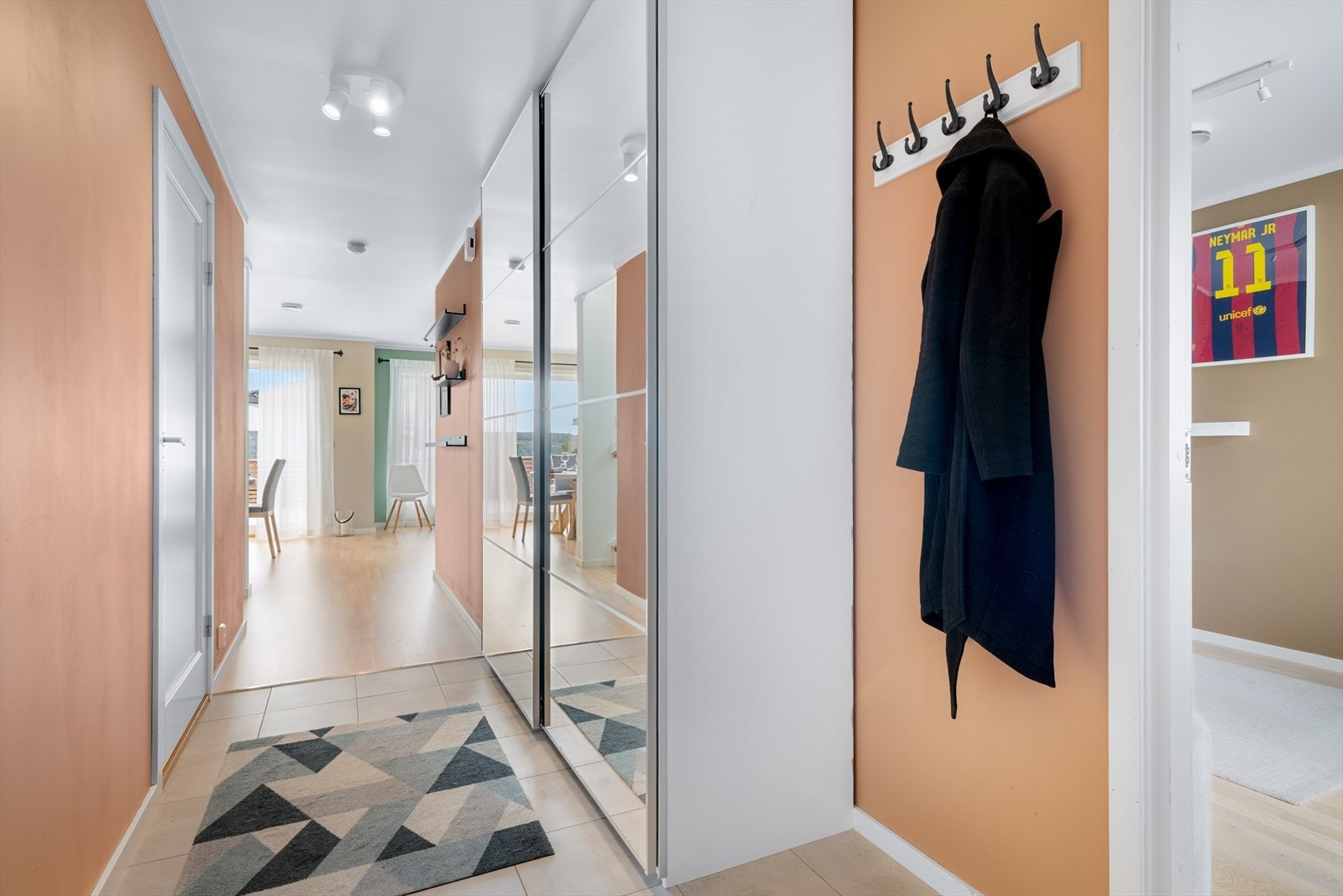 Praktisk garderobeskap med speilfronter og god plass til yttertøy. Galleribilde