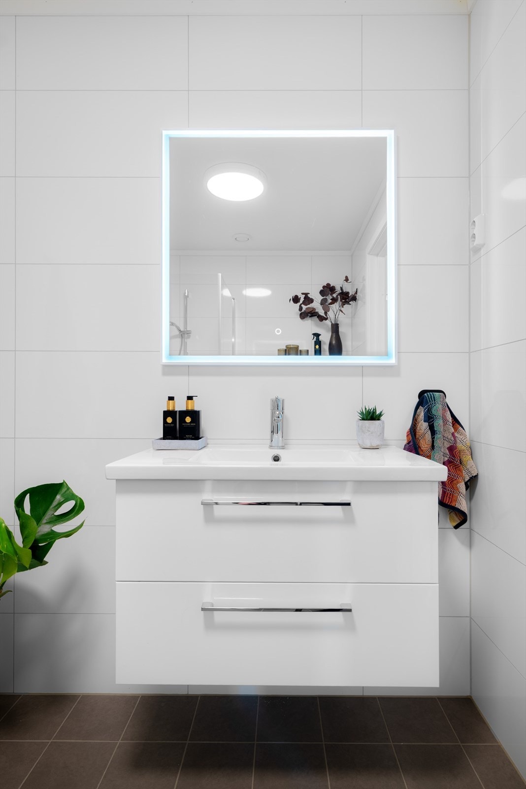 Stilren innredning med speil som har integrert belysning. Galleribilde