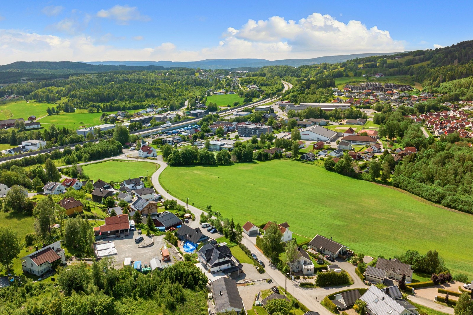 Enkel adkomst til E18 og gode bussforbindelser mot Asker og Drammen. Galleribilde