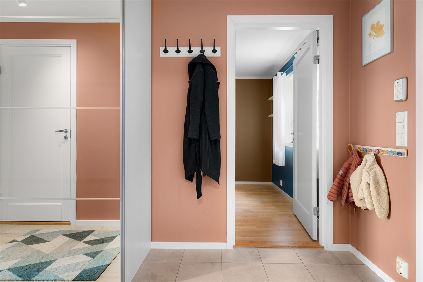 En innbydende entré med praktiske gulvfliser og behagelig gulvvarme. Galleribilde