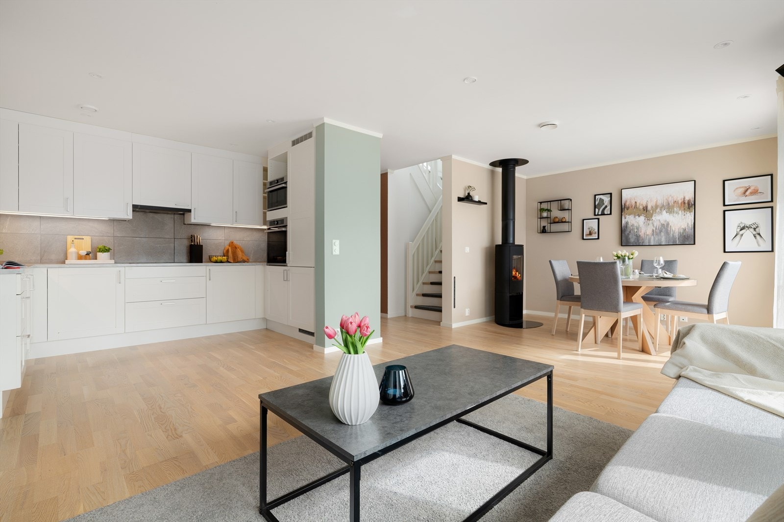 Åpen og romslig stue med flere møbleringsmuligheter. Downlights i taket med dimmer gir fint og lunt lys. Galleribilde