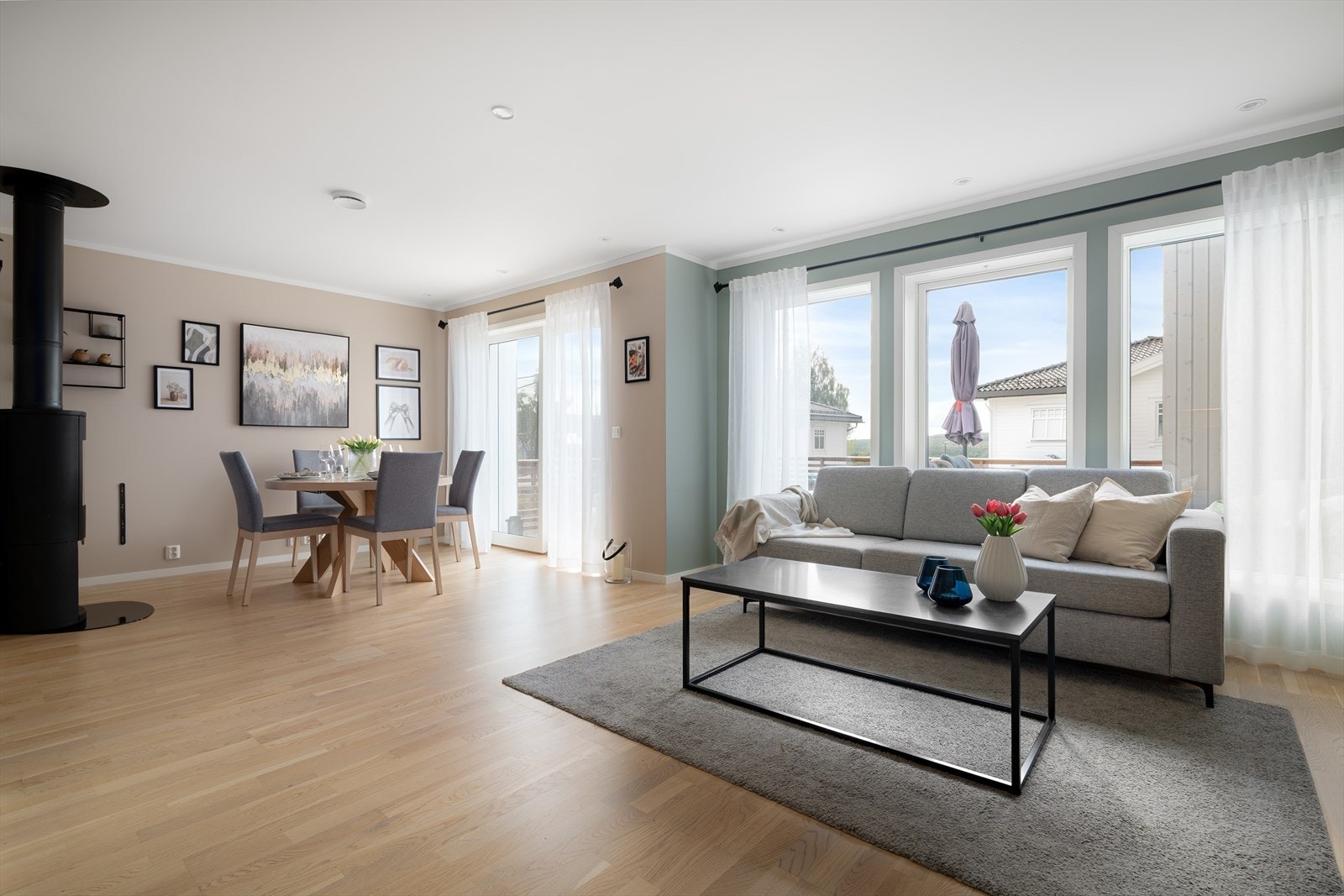 Velkommen til Ekebergløkka 18 et moderne enderekkehus over to plan med fire soverom og god standard. Galleribilde