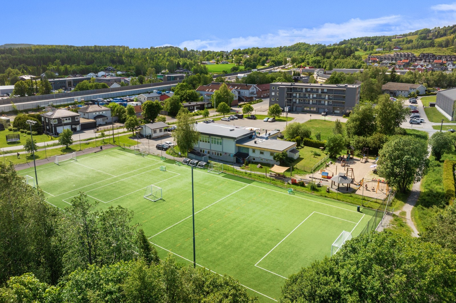 Kort og trygg gangavstand til Heia skole og flotte idrettsanlegg. Galleribilde