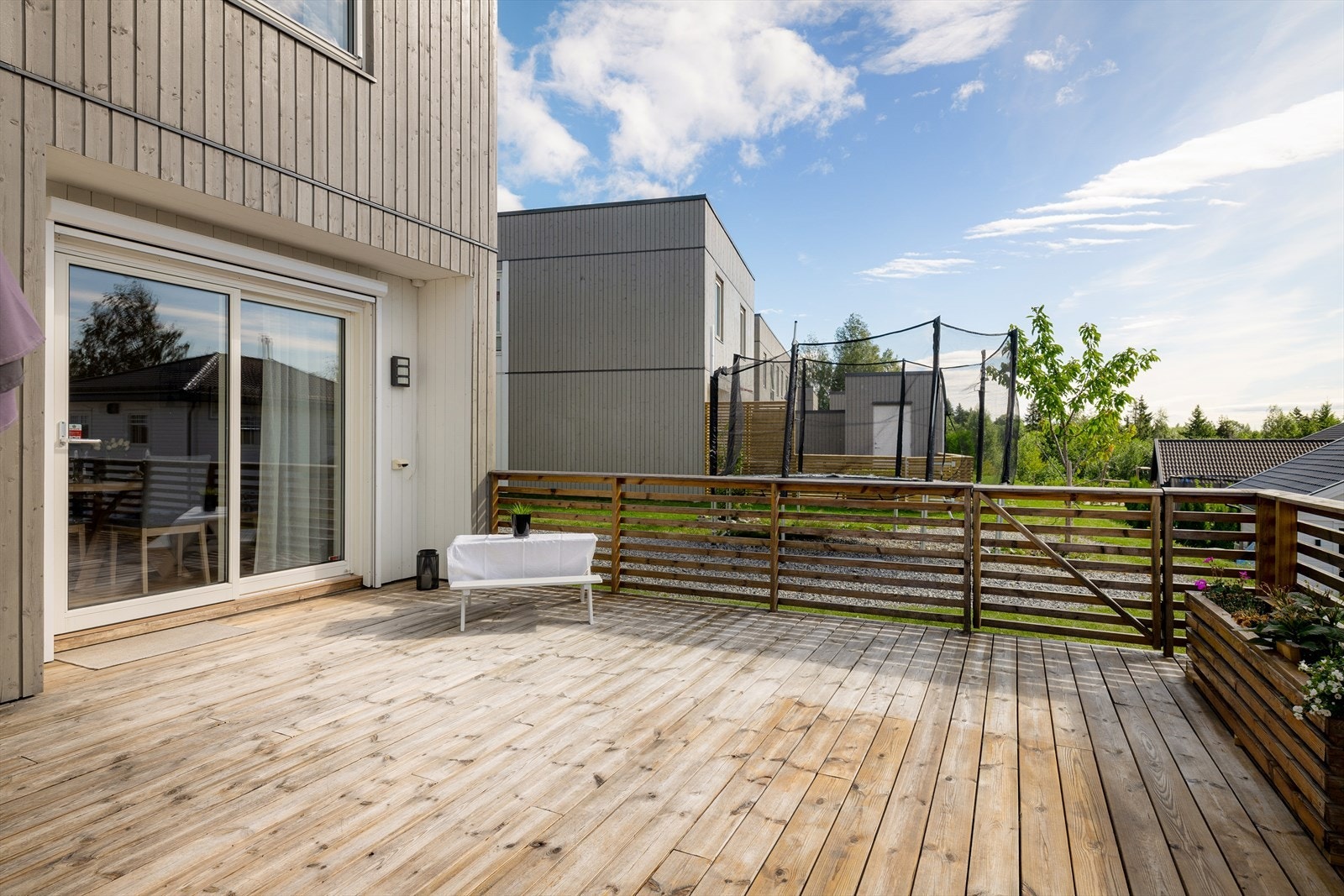 En herlig og romslig terrasse på hele 34m² utvider oppholdsarealet. Her er det rikelig med plass til flere sittegrupper og stor grill. Galleribilde