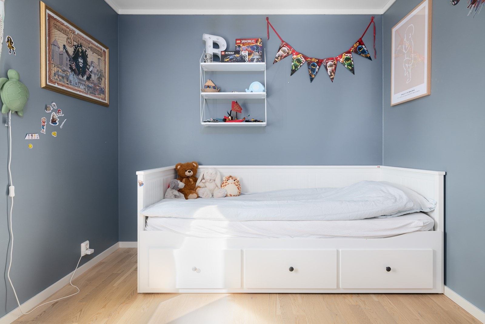 Hyggelig soverom med god plass til seng og lekeareal. Galleribilde