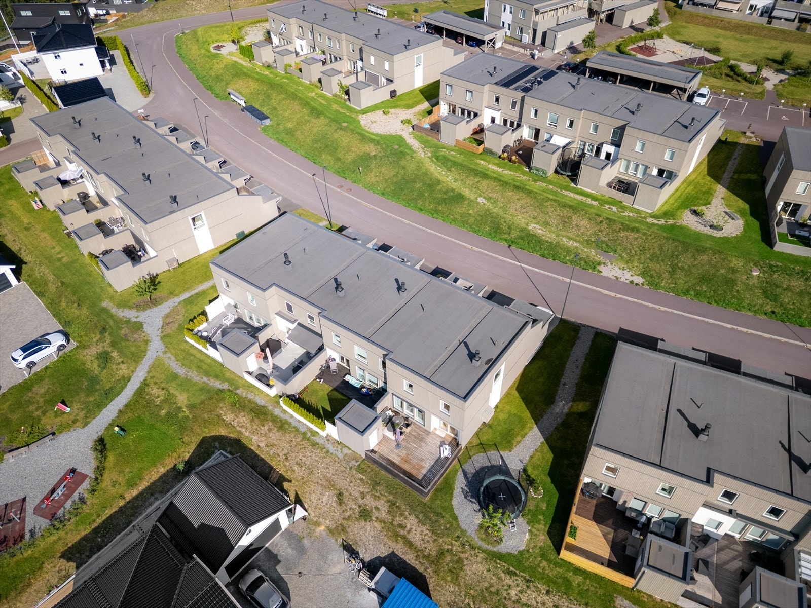 Boligen ligger i et rolig og etablert nabolag på Lierskogen. Galleribilde