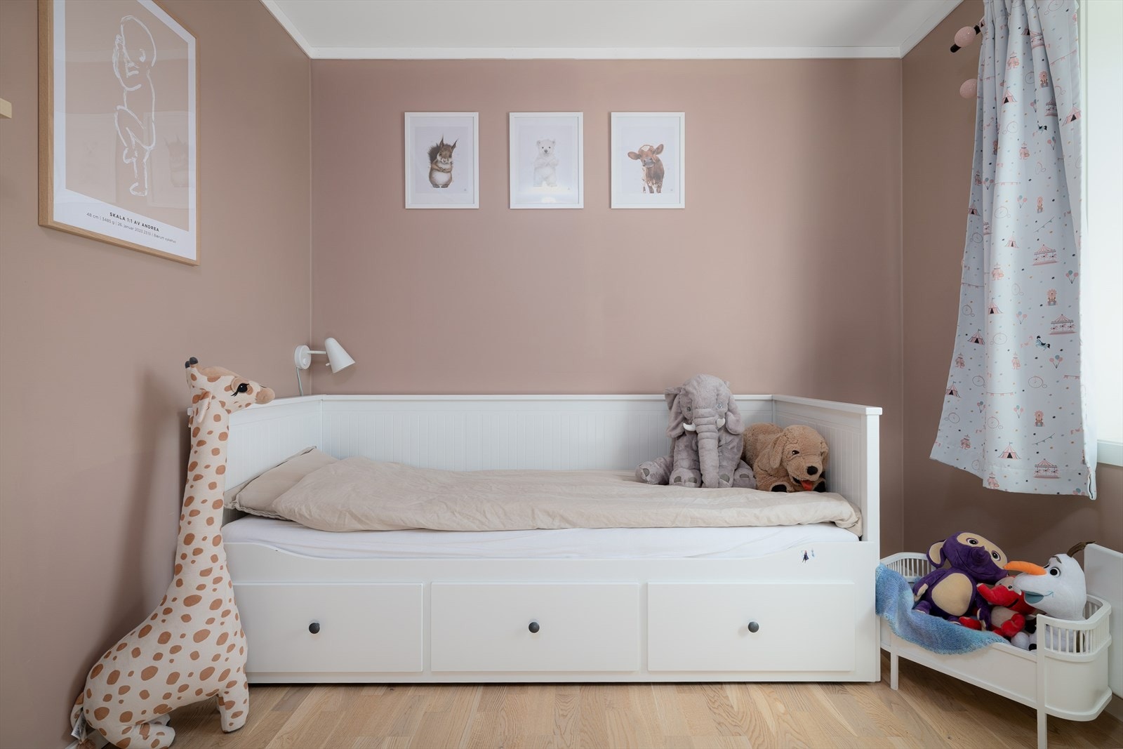 Lyst og trivelig soverom, perfekt for store eller små barn. Galleribilde