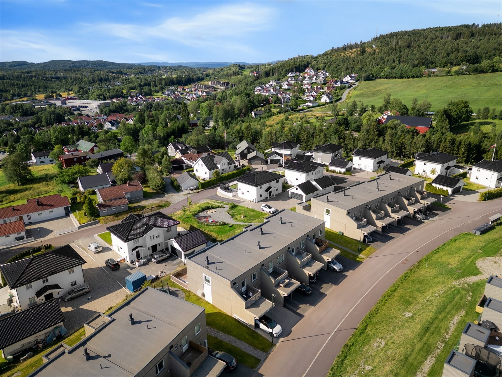 Eiendommen ligger med kort vei til servicetilbud. Galleribilde