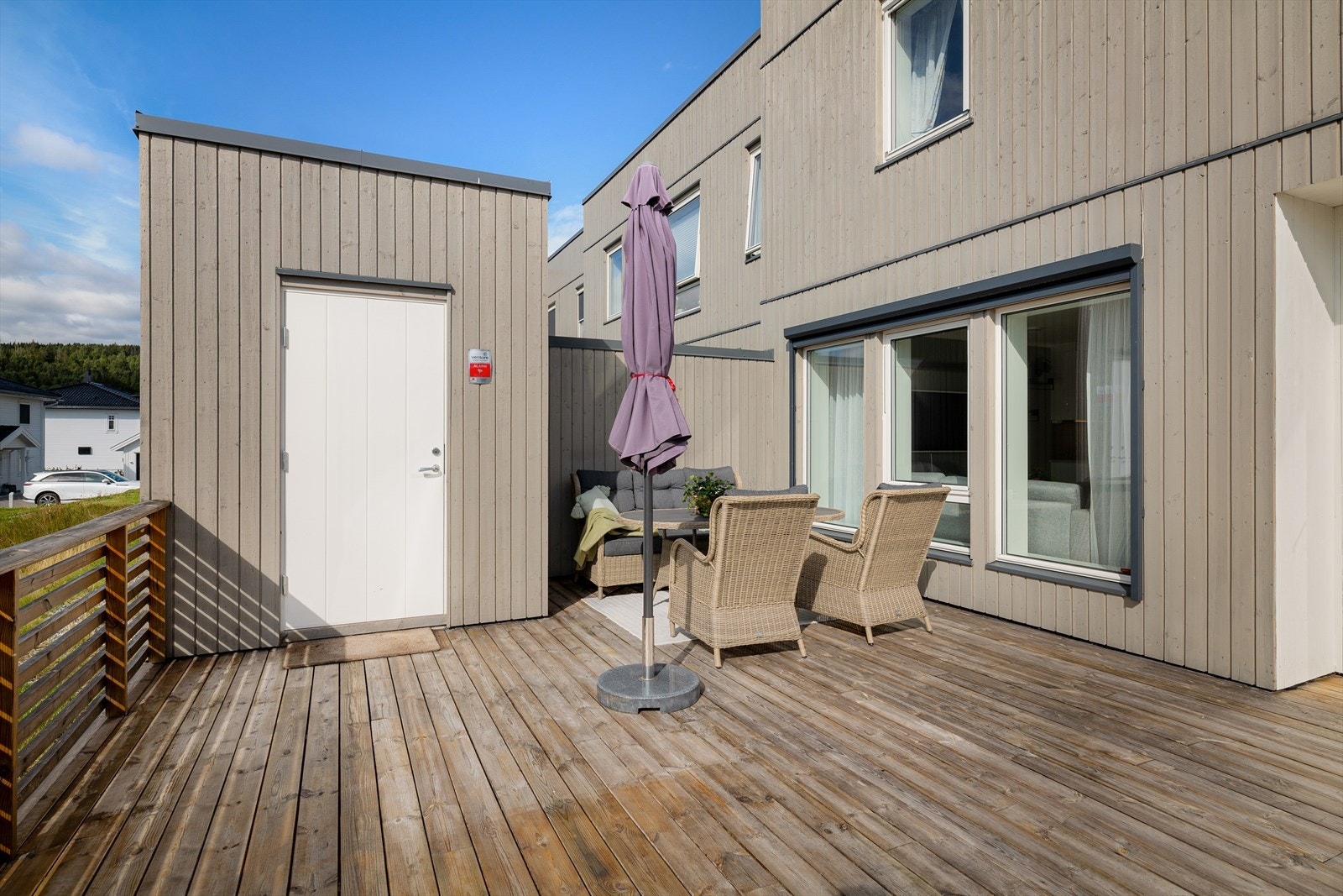 Direkte adkomst fra terrassen til en praktisk utebod på 3m². Galleribilde