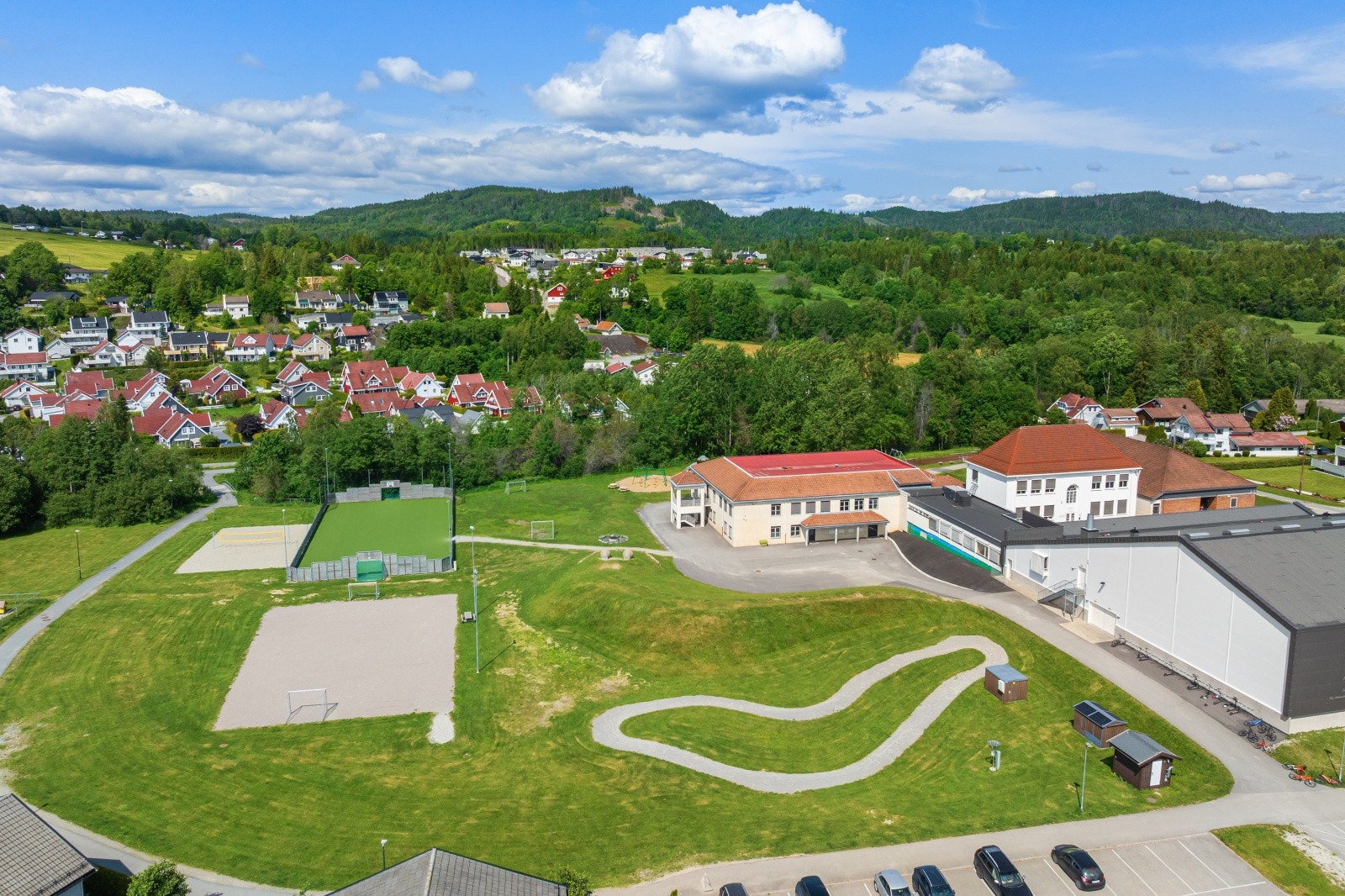 Et trygt og praktisk nærmiljø med skoler og barnehager like ved. Galleribilde