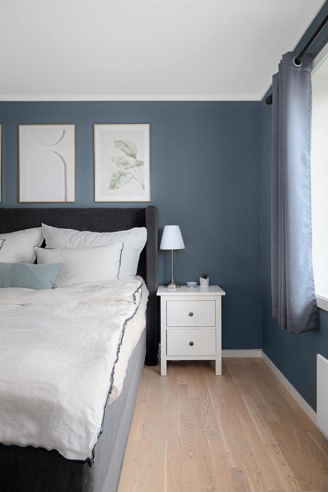 Delikate overflater og god plass til en stor dobbeltseng. Galleribilde