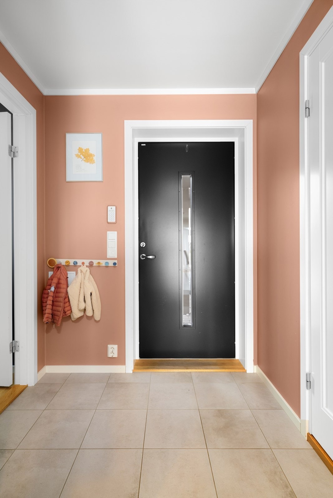 Moderne ytterdør med glass gir et lyst inngangsparti. Galleribilde