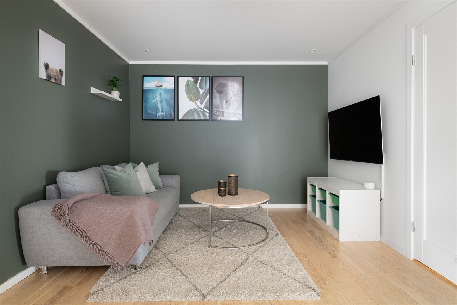 Integrerte downlights i himlingen skaper en behagelig atmosfære. Galleribilde