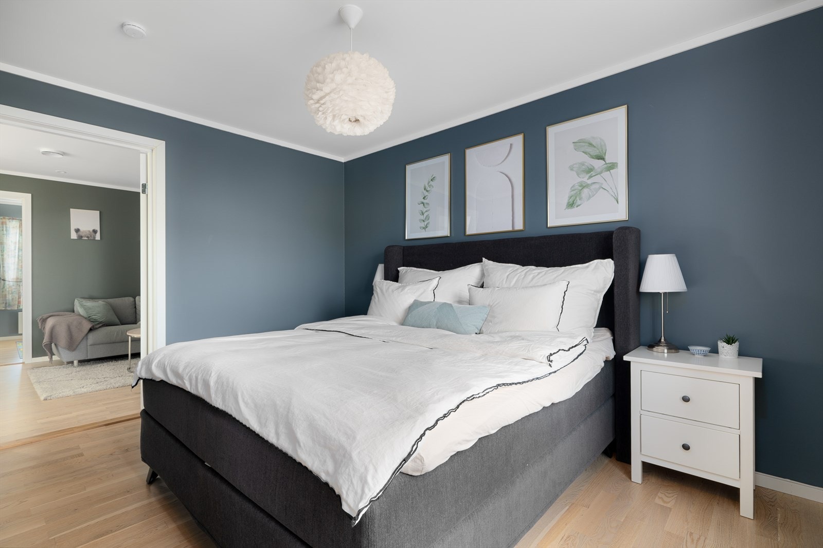 Hovedsoverom med åpen løsning mot en romslig TV-stue. Galleribilde