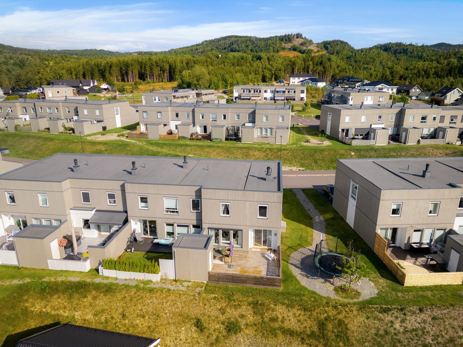 Stor og herlig terrasse på 34m² som utvider stuen sommerstid. Galleribilde
