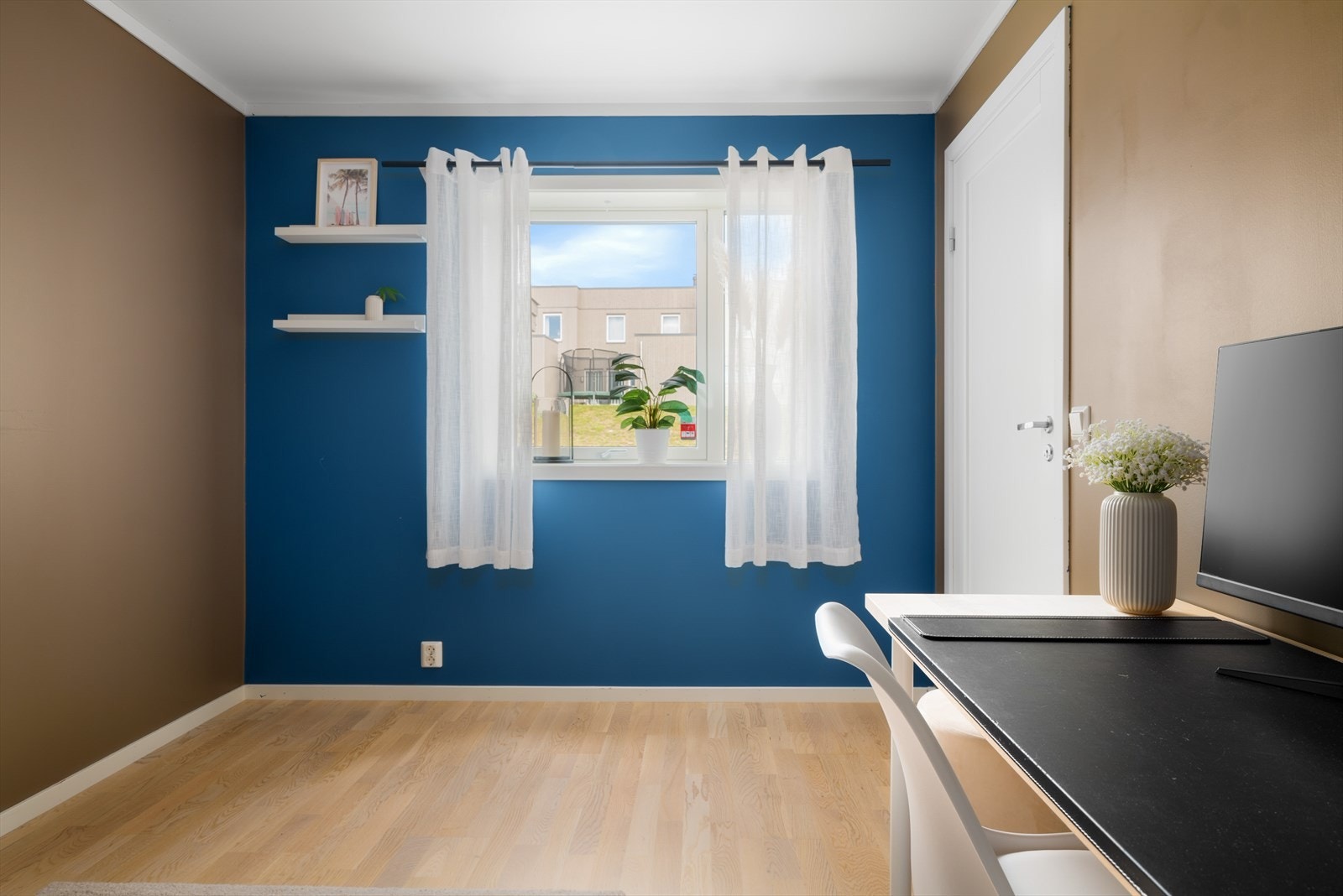 Tidsriktig parkett og behagelige farger gir et allsidig rom. Galleribilde