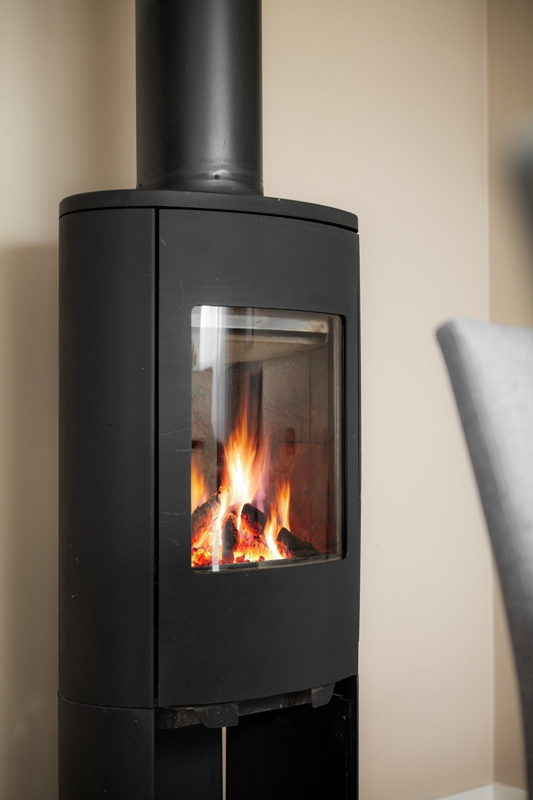 Moderne vedovn for ekstra varme og hygge på kalde dager. Galleribilde