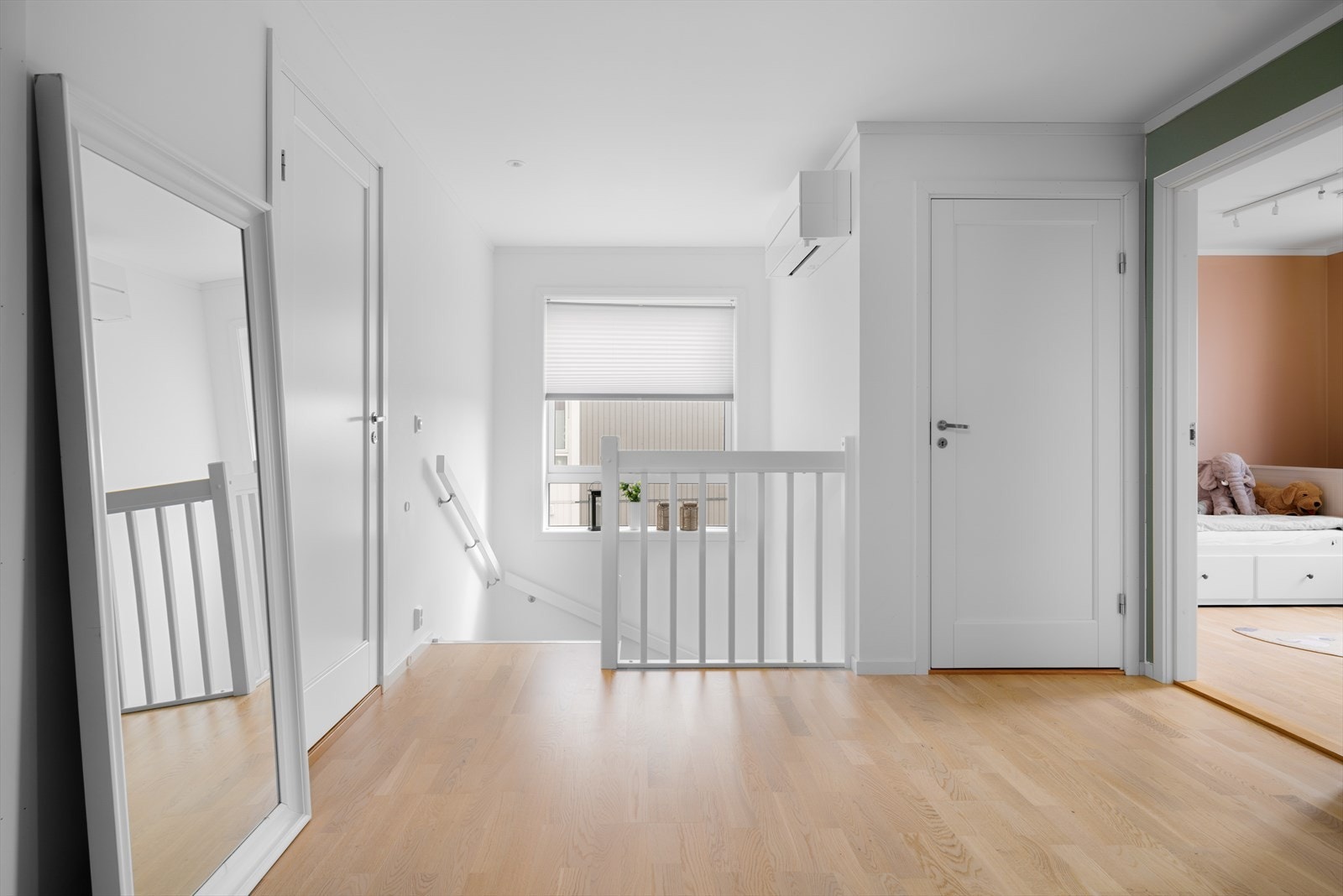 Lys og romslig TV-stue i andre etasje gir ekstra fleksibilitet. Det er også varmepumpe montert i 2 etg. Galleribilde