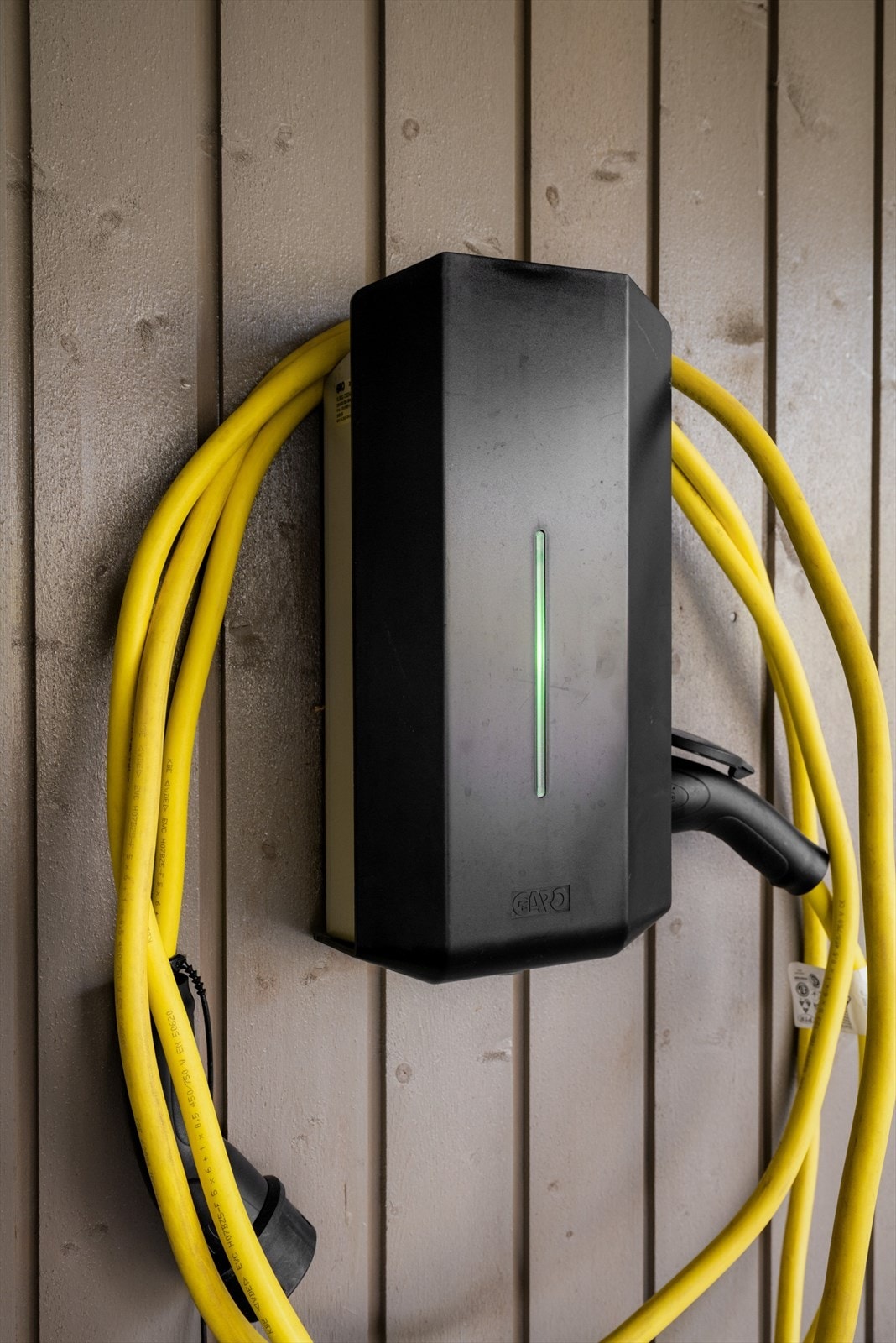 Egen elbillader er installert i carporten for enkel lading. Galleribilde