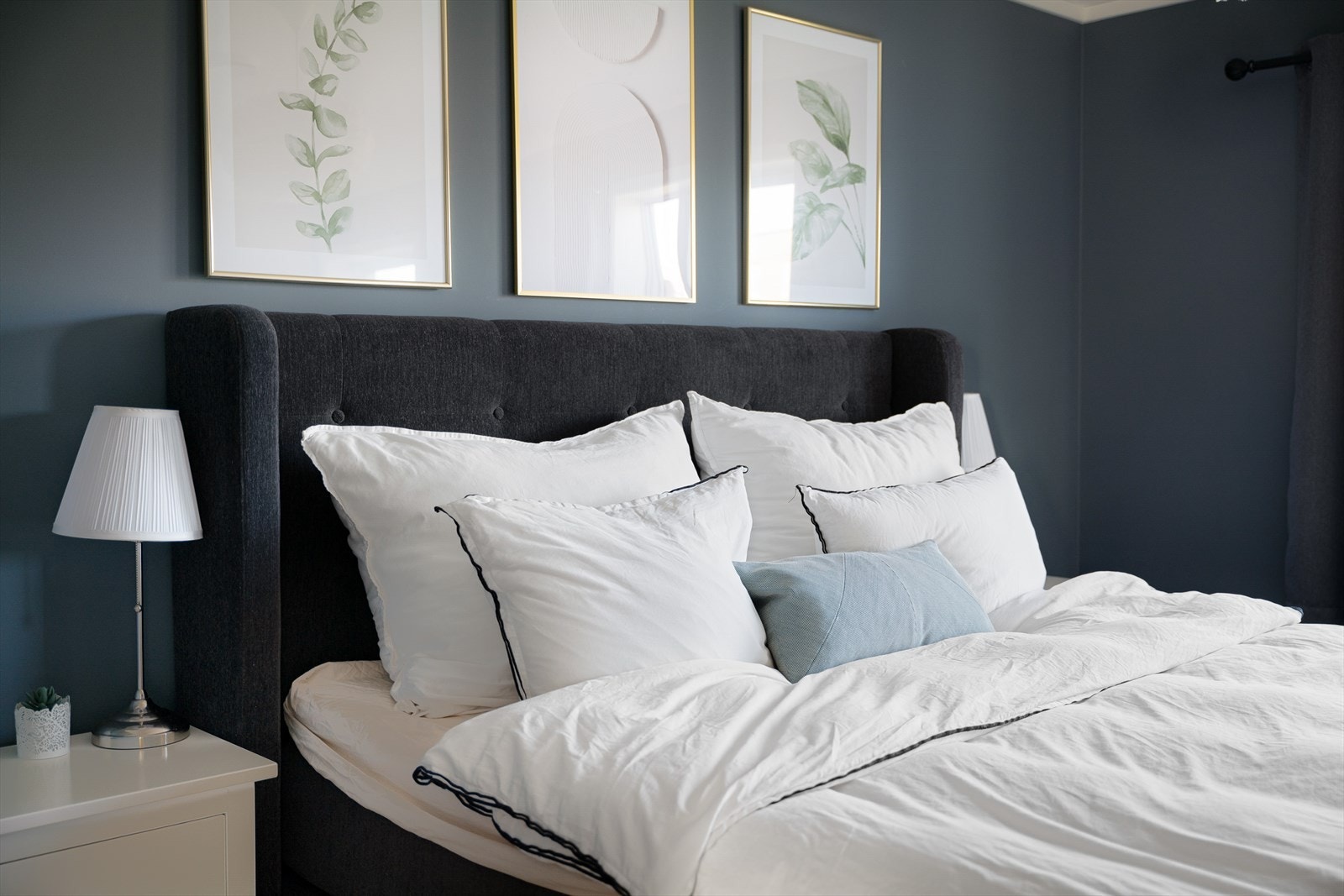 Harmoniske farger skaper en rolig atmosfære på hovedsoverommet. Galleribilde