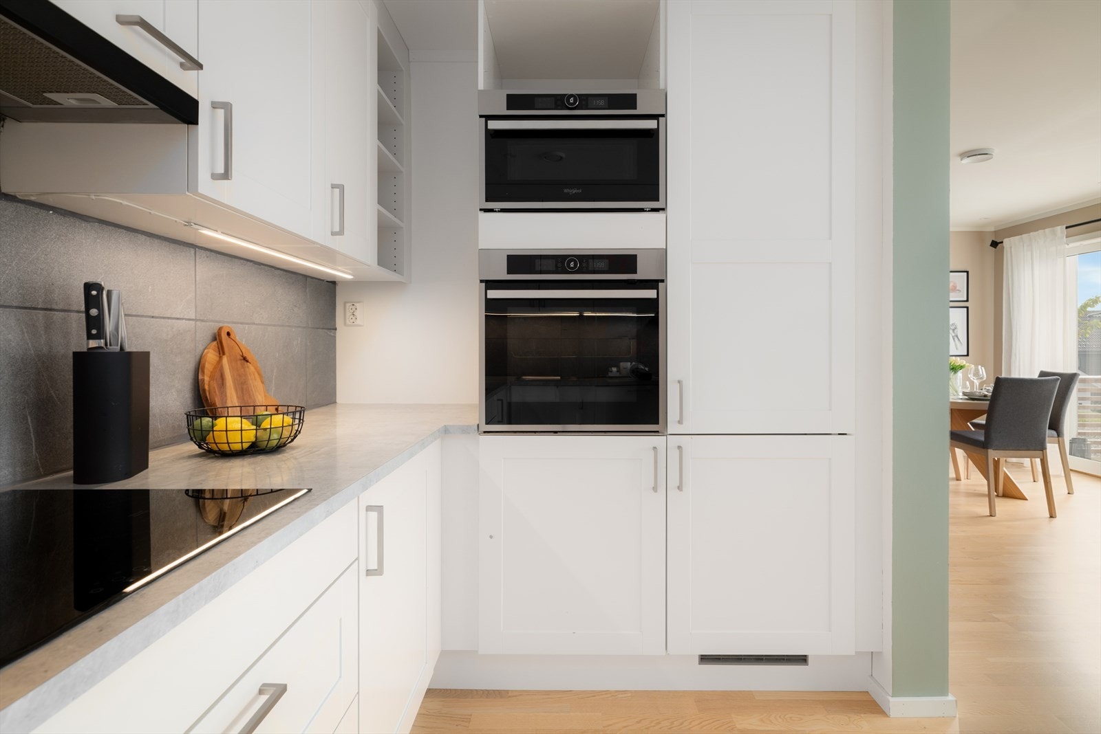 Integrert stekeovn og mikrobølgeovn i praktisk arbeidshøyde. Galleribilde