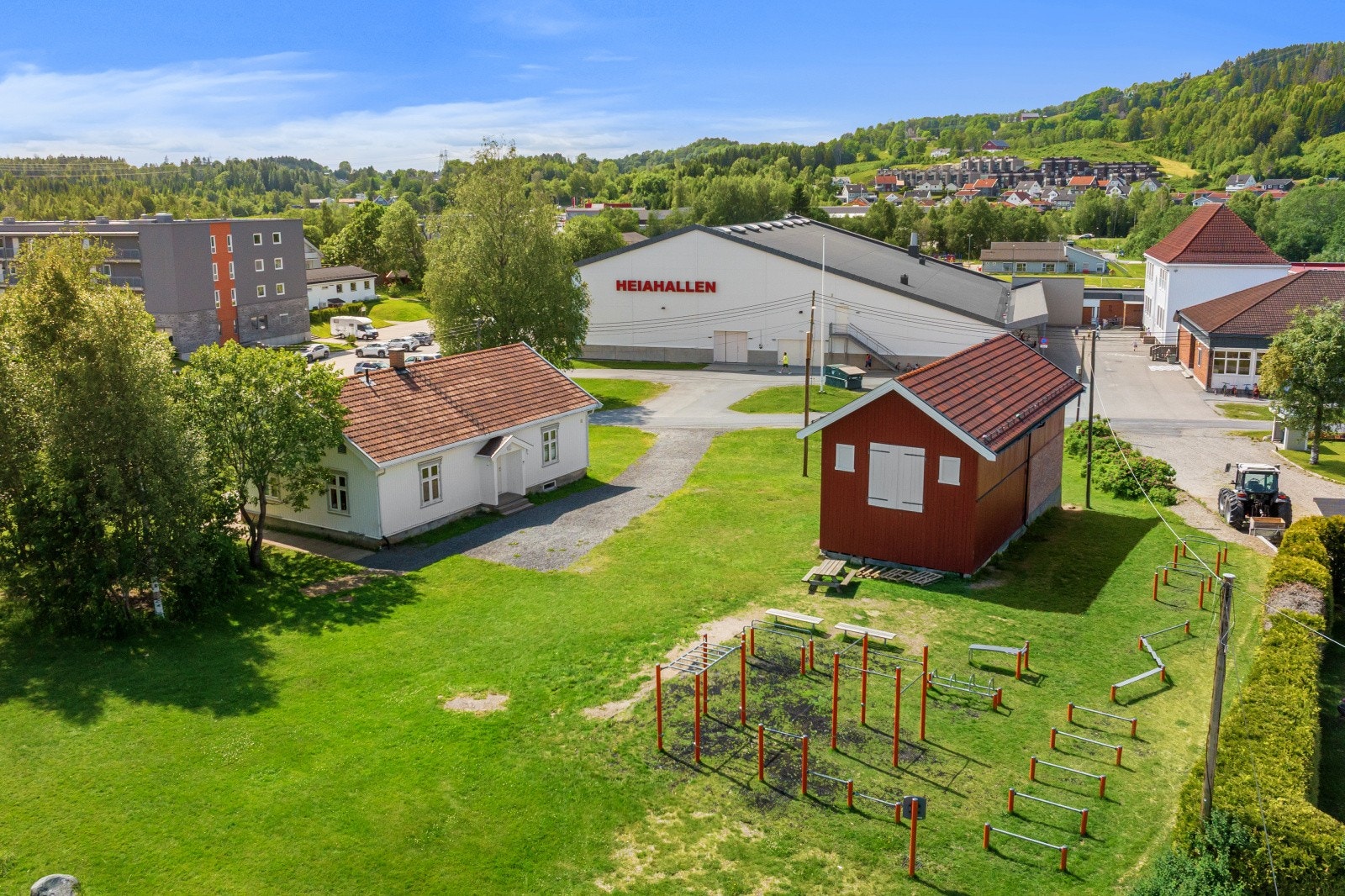 Flere aktivitetshaller, ballbinger og treningssentre i umiddelbar nærhet. Galleribilde