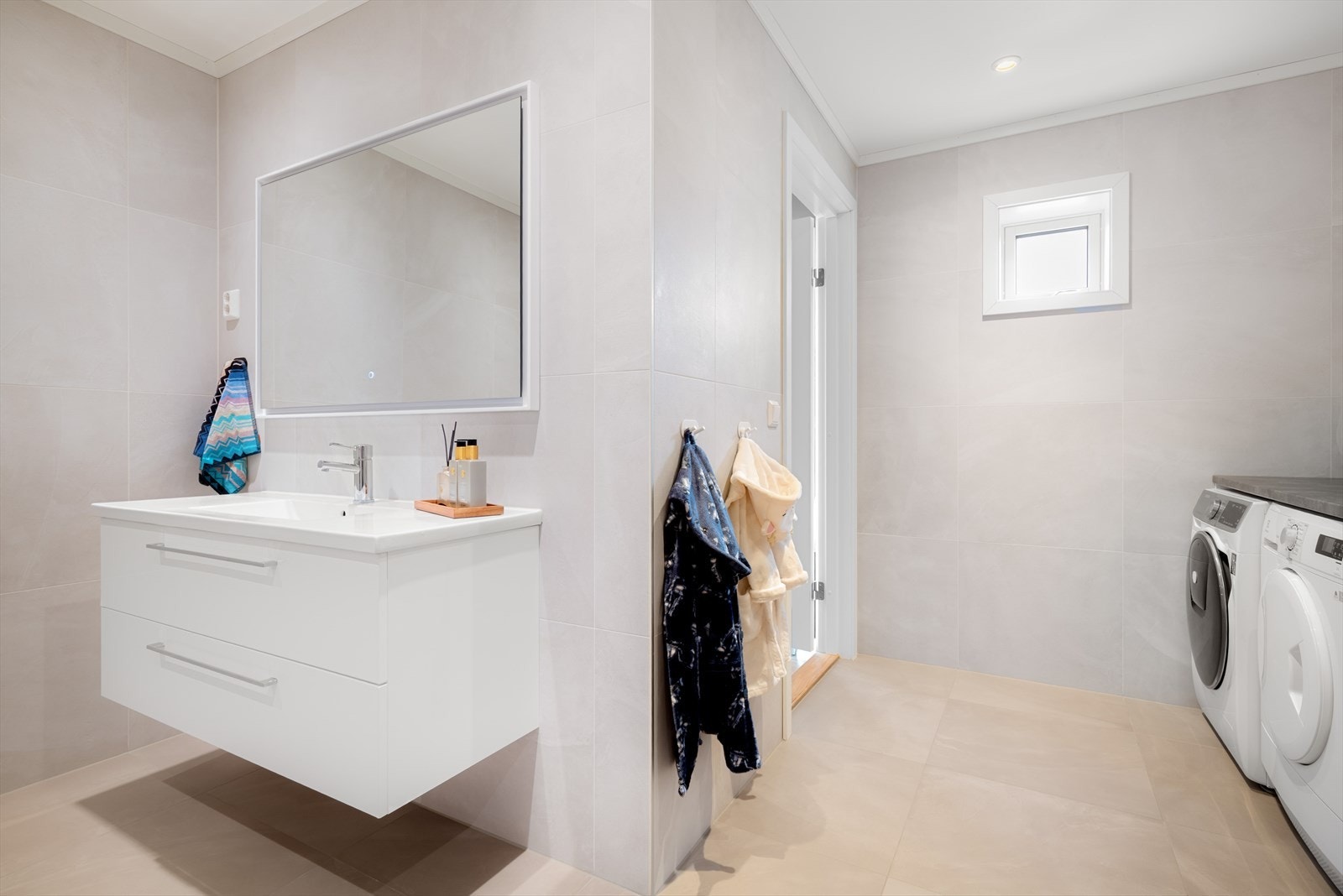 Stort, helfliset bad med praktisk vaskeromsdel og gulvvarme. Galleribilde