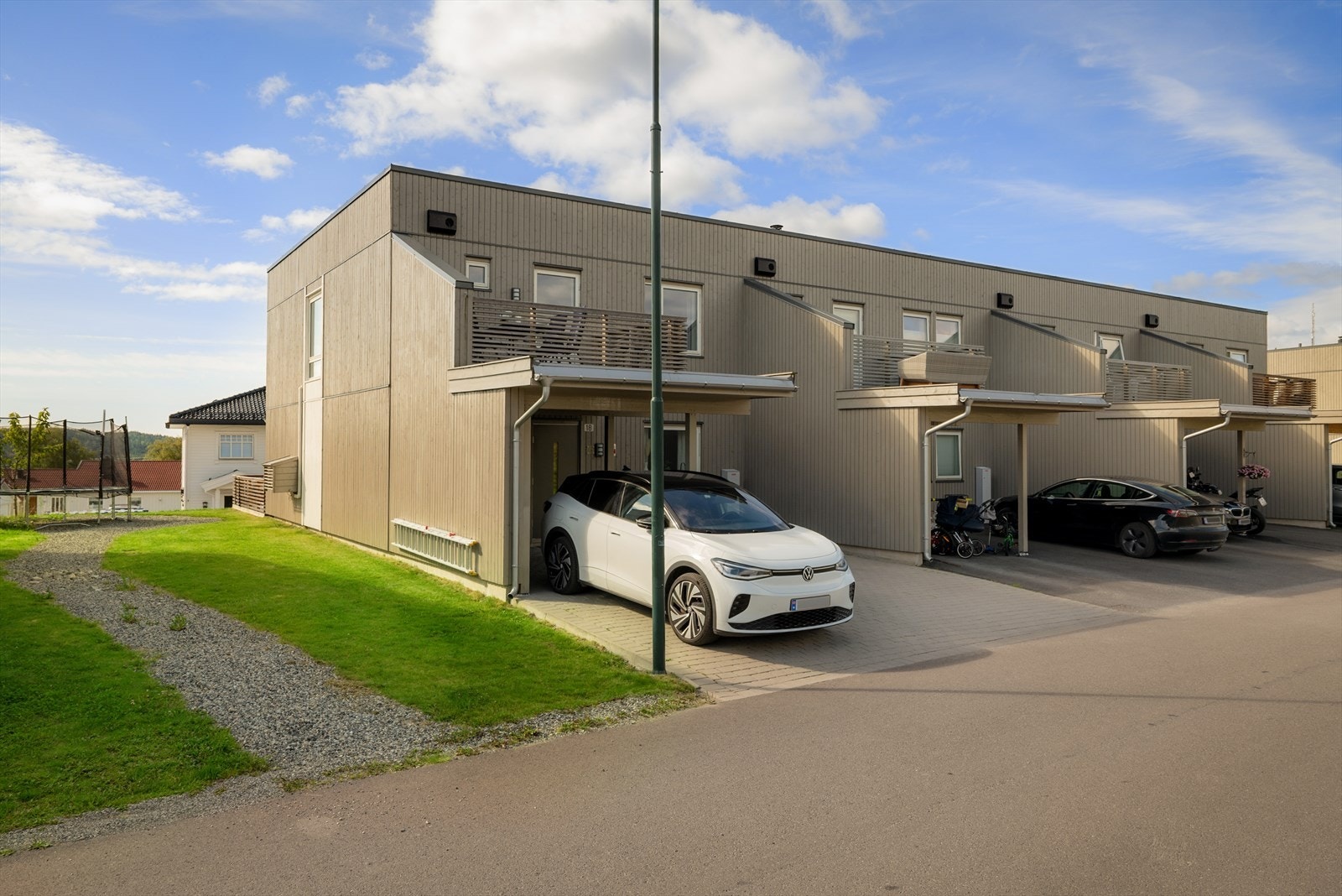 Moderne enderekkehus fra 2019 med egen carport og overbygget inngangsparti. Galleribilde