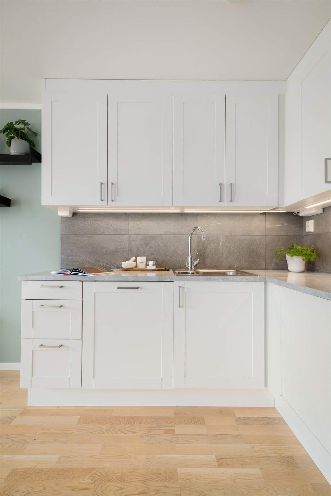 God belysning under overskapene gir en funksjonell arbeidsstasjon. Galleribilde